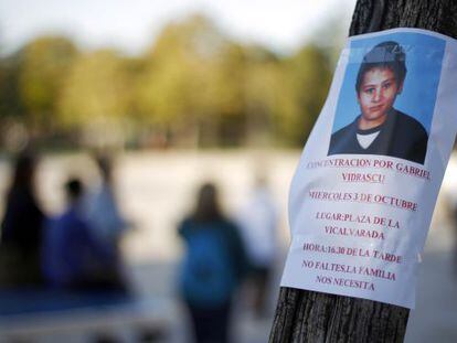 Cartel con la fotografía del niño rumano de 12 años desaparecido en Madrid.