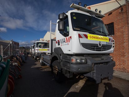 Camiones quitanieves de la Comunidad de Madrid en la base de las brigadas de conservación de carreteras de Chapinería, un municipio en el oeste de la región.