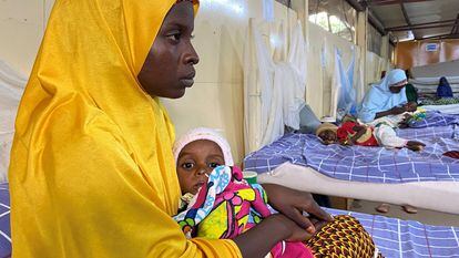 Una madre espera a que su bebé desnutrido sea atendido en el centro de tratamiento de Damaturu, en Yobe, Nigeria.