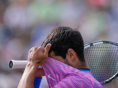 Carlos Alcaraz se lamentaba el domingo, durante la final contra Medvedev en Indian Wells.