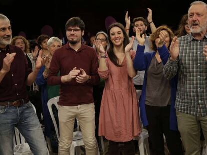 Irene Montero en el centro, junto al secretario genneral Lander Martínez y en la derecha de la imagen Roberto Uriarte, el cabeza de lista al Congreso.