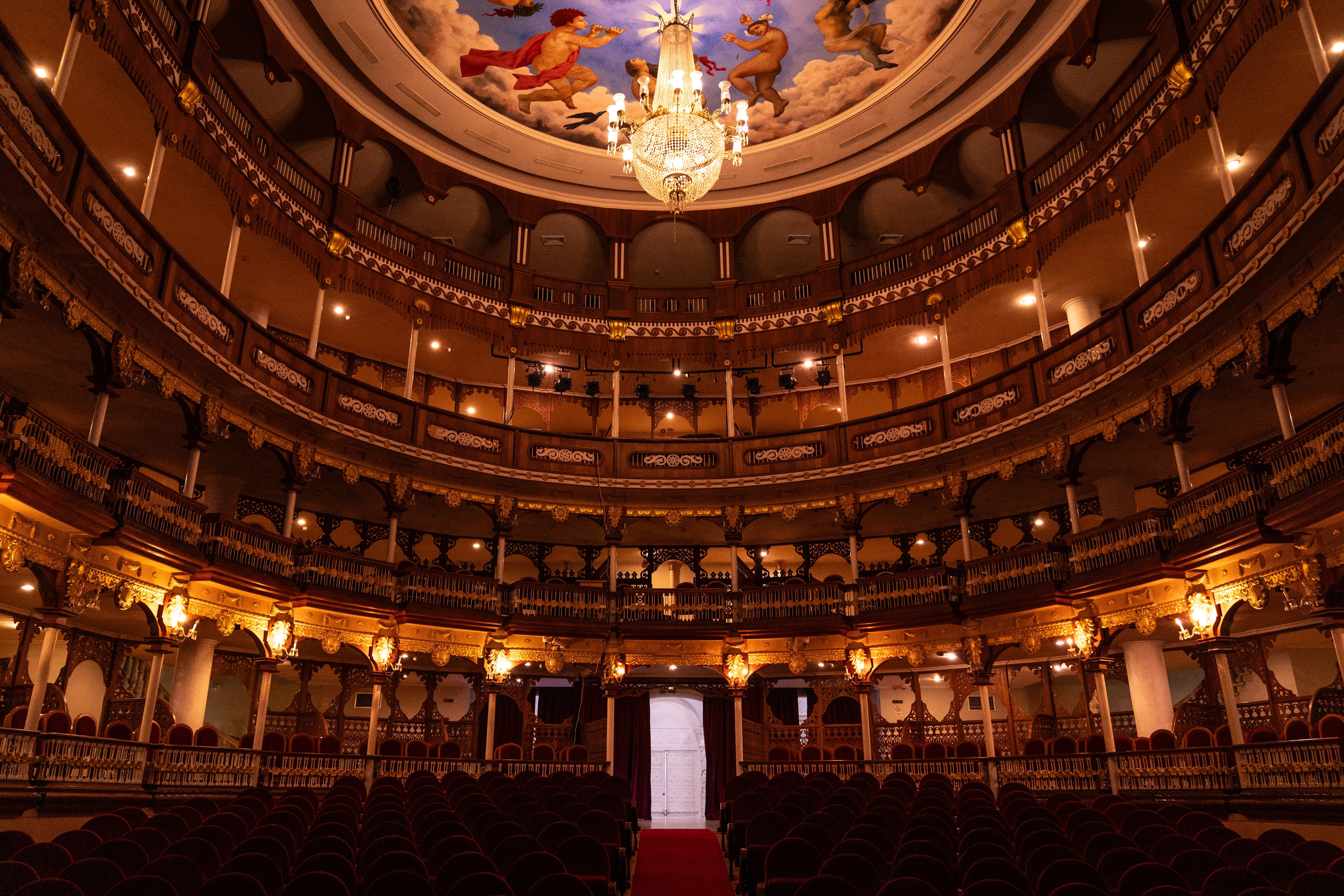 El Teatro Heredia, oficialmente Teatro Adolfo Mejía, diseñado por Luis Felipe Jaspe.