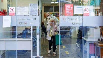 Dos personas con mascarilla salen del Centro de Salud Chile, este viernes en Valencia.