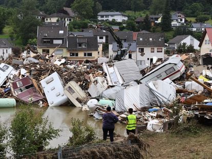 Caravanas destruidas en un área afectada por las inundaciones causadas por las fuertes lluvias en Kreuzberg, Alemania, el 19 de julio de 2021.