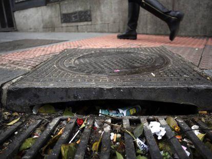 Una alcantarilla con basura acumulada en Madrd. 