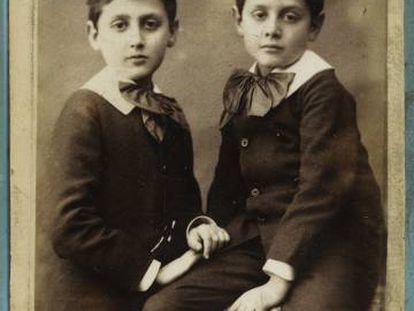 Marcel y Robert Proust, de ni&ntilde;oos, hacia 1882. Vendida por 7.500 euros.