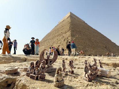 Turistas visitan el pasado miércoles las pirámides de la meseta de Guiza en El Cairo (Egipto).