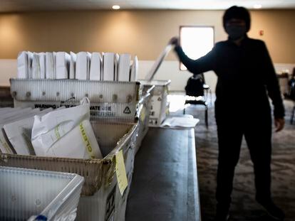 Una sala con cajas llenas de papeletas procesadas en Michigan.