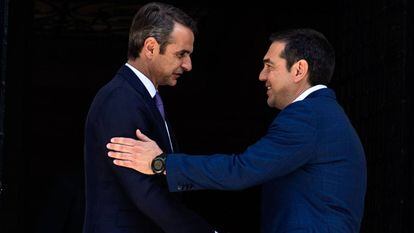 Kyriakos Mitsotakis junto a Alexis Tsipras, el pasado 8 de julio en Atenas.