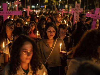 Marcha de mujeres contra la violencia en México. En el video, funeral de Ingrid Escamilla.