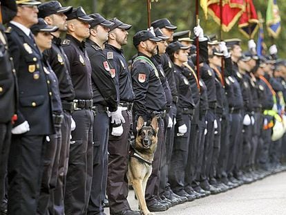 Agentes de la Policía Nacional, en octubre pasado en el Retiro (Madrid)
