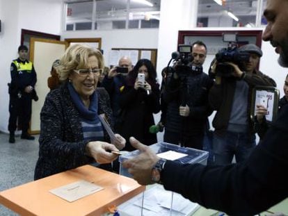 La alcaldesa de Madrid Manuela Carmena vota en el IES Conde de Orgaz