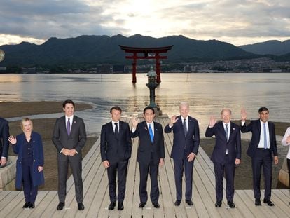 Hiroshima (Japan), 19/05/2023.- A handout photo made available by the G7 Hiroshima Summit Host shows (L-R) European Council President Charles Michel, Italian Prime Minister Giorgia Meloni, Canadian Prime Minister Justin Trudeau, French President Emmanuel Macron, Japan'Äôs Prime Minister Fumio Kishida, US President Joe Biden, German Chancellor Olaf Scholz, British Prime Minister Rishi Sunak and European Commission President Ursula von der Leyen waving as they pose for a group photo at the Itsukushima Shrine on Miyajima island during the G7 Hiroshima Summit in Hiroshima, Japan, 19 May 2023. The G7 Hiroshima Summit will be held from 19 to 21 May 2023. (Japón) EFE/EPA/G7 Hiroshima Summit Host / HANDOUT HANDOUT EDITORIAL USE ONLY/NO SALES
