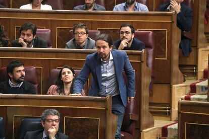 Pablo Iglesias, líder de Podemos, vota a favor de la moción de censura.