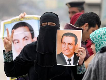 Una seguidora de Hosni Mubarak sostiene su fotograf&iacute;a frente al hospital militar donde se aloja