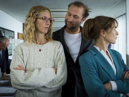 Sandrine Kiberlain, François Damiens e Isabelle Huppert, en el filme.