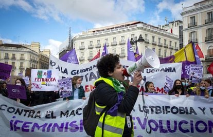 Manifestación feminista por el 8-M en la Puerta del Sol de Madrid. El Sindicato de Estudiantes ha cifrado este martes en dos millones el número de jóvenes participantes en la huelga estudiantil feminista convocada por esta organización, y en más de 100.000 los asistentes a las marchas que han recorrido numerosas ciudades españolas.