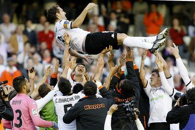 Los jugadores del Valencia mantean a Rubén Baraja tras conseguir la victoria ante el Tenerife