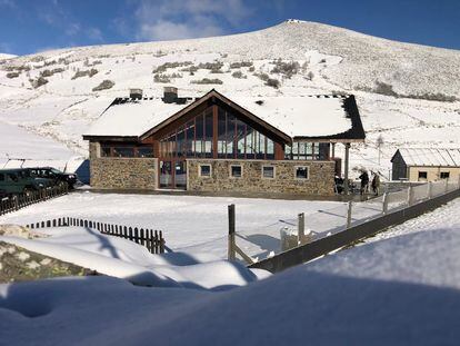 Vista del restaurante Leitariegos, en el puerto asturiano y al lado de la estación de esquí leonesa del mismo del nombre. Imagen proporcionada por el local.