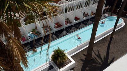 Vista de la alargada Cabana Pool, de 32 metros por 80 centímetros, en el hotel Gold by Marina, en Maspalomas (Gran Canaria).