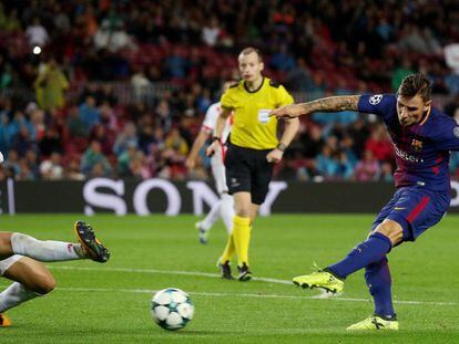 Digne remata en el tercer gol del Barcelona ante el Olympiacos. 