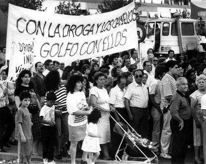 Manifestaci&oacute;n contra la droga de vecinos del Pozo del T&iacute;o Raimundo, en 1990.