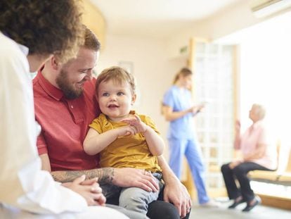 Enseñar a los padres a cuidar para reducir la saturación de los pediatras