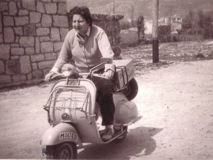 Gloria Fuertes, en su motocicleta.