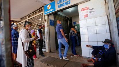 Ciudadanos se forman afuera de un punto de venta de boletos de lotería en el barrio de Ceilandia, en Brasilia, en julio de 2020.