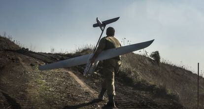 Un soldado israel&iacute; se dispone a lanzar un dron sobre Siria.