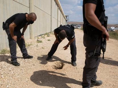 Policías israelíes inspeccionan el exterior de la cárcel de Gilboa, el lunes tras la fuga de presos.