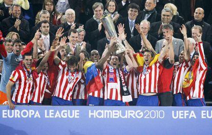 12 de mayo de 2010. El príncipe Felipe aplaude a Antonio López que levanta el trofeo de la Liga Europa, rodeado de sus compañeros del Atlético de Madrid, en Hamburgo (Alemania).