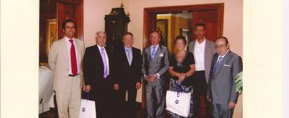 Carta remitida por los Ruiz Mateos a la familia Vila Fernández, en la que incluyen una foto de su encuentro. Aparecen José María Ruiz-Mateos padre –en el centro- su hijo José María Ruiz Mateos –el primero por la izquierda- y el apoderado de Cavas Hill Pere Varias Font –segundo por la izquierda-. En su escrito, los Ruiz Mateos agradecen a la familia la confianza por la inversión realizada y aseguran que responderán de ella personalmente.