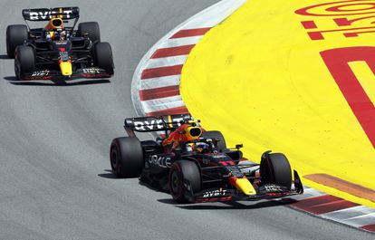 El auto de Checo Pérez por delante del de su compañero Verstappen, este domingo.
