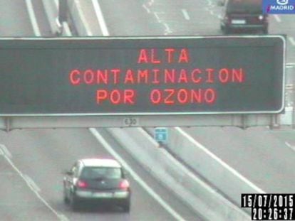 Panel de aviso sobre ozono en la M-30 de Madrid. 