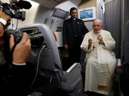 El papa Francisco se dirige a los periodistas en el avión papal de vuelta de Canadá, este sábado.