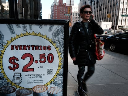 Un peatón pasa por delante de una oferta en una cafetería en Nueva York.