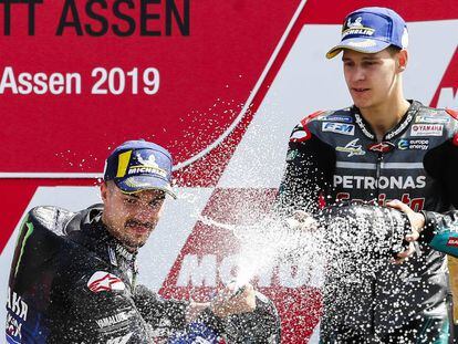 Maverick Viñales y Fabio Quartararo (Yamaha) celebran la victoria en Assen, tras la carrera del GP de Holanda 2019.