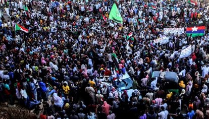 Cientos de miles de personas concentradas este sábado por las calles de Jartum.
