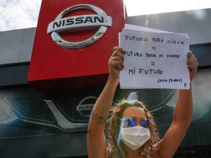Trabajadores de Nissan protestan ante el concesionario de la marca en Granollers.