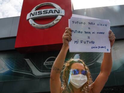 Trabajadores de Nissan protestan ante el concesionario de la marca en Granollers.