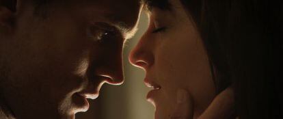 Jamie Dornan y Dakota Johnson, en un fotograma de 'Cincuenta sombras de Grey'.