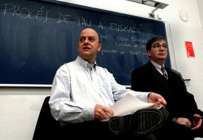 El alcalde de San Sebastián, Odón Elorza (a la izquierda), acompañado por Ernst Lluch durante una conferencia en la Universitat Pompeu i Fabra sobre el proceso de paz en Euskadi, en 1998.
