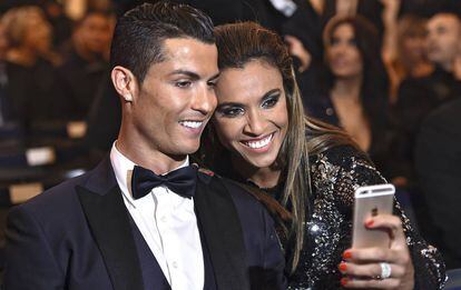 Marta se hace un selfi con Cristiano Ronaldo en 2015.