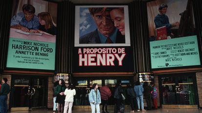 Algunos espectadores hacen cola en el cine Capitol de Madrid para ver 'A propósito de Henry', éxito de Harrison Ford estrenado en 1991.