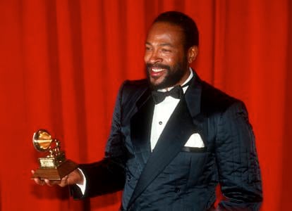 Marvin Gaye, recogiendo un Grammy en 1983.