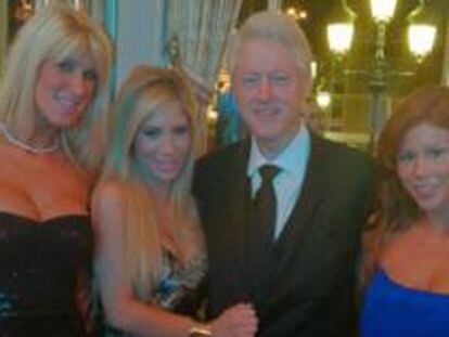 Dos estrellas del porno cogen del brazo a Bill Clinton en Montecarlo