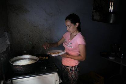 La hermana de Jonathan Linares, muerto tras comer yuca amarga, en su casa de Caracas. 