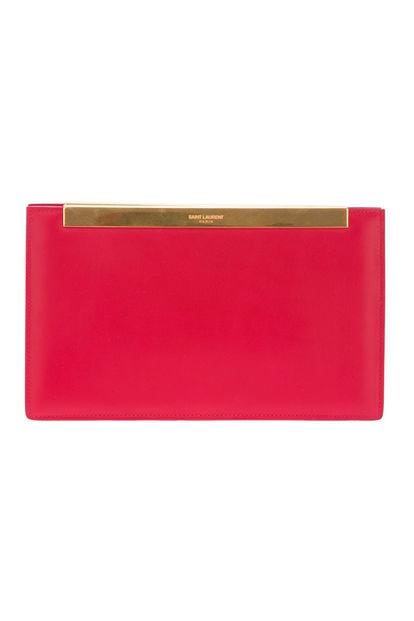 En un sobrio rojo, esta discreta cartera de Saint Laurent es un fondo de armario (705 euros).