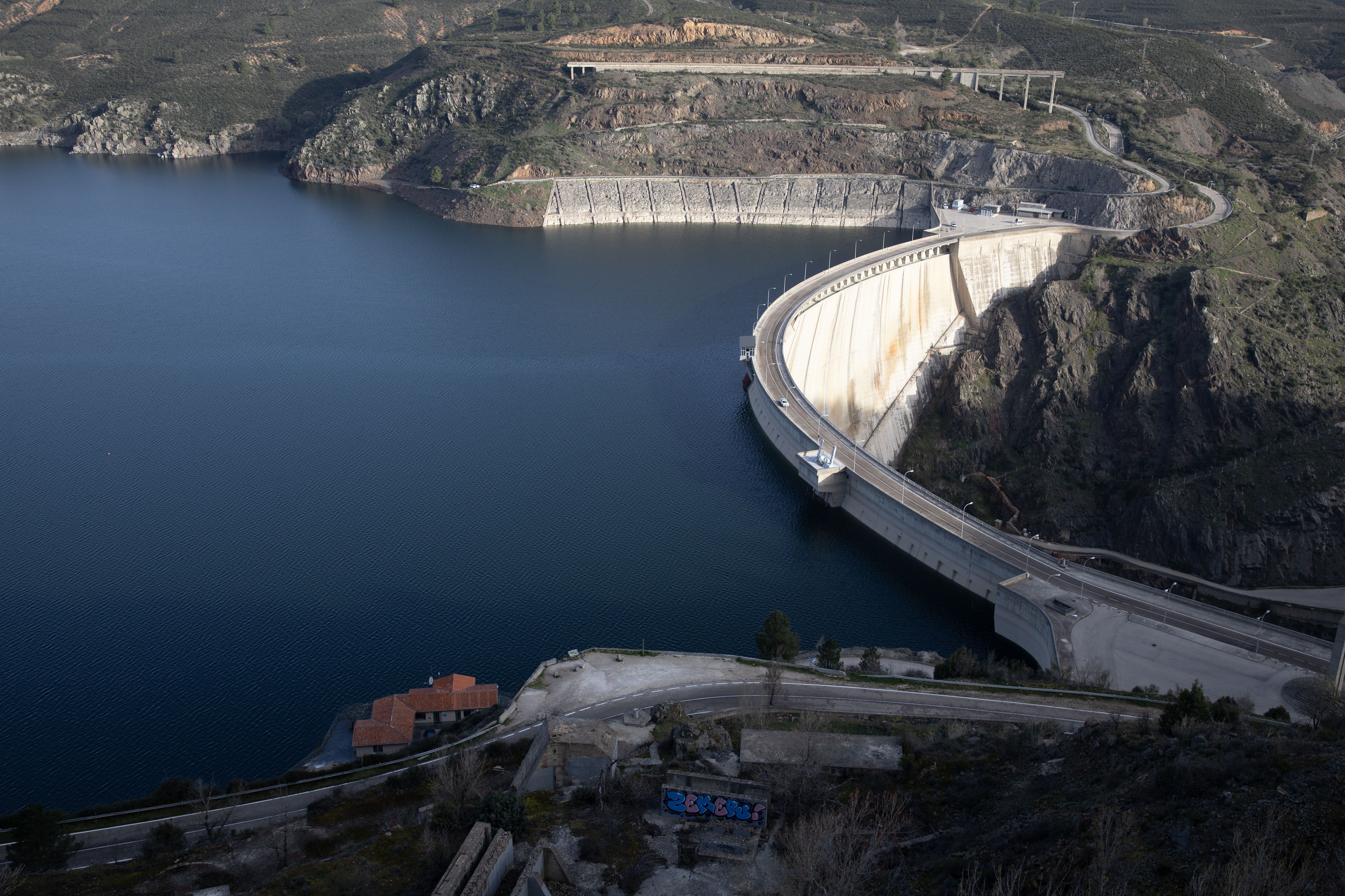 España estira la mayor racha de su historia con la luz a precio de saldo